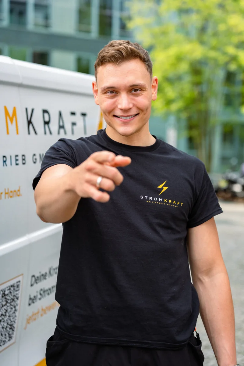 Elektriker von Stromkraft vor dem Servicefahrzeug in Berlin