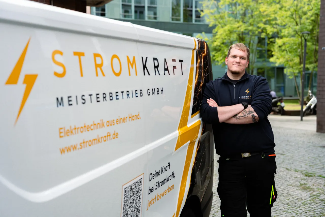 Servicefahrzeug von Stromkraft mit Kollege in Berlin
